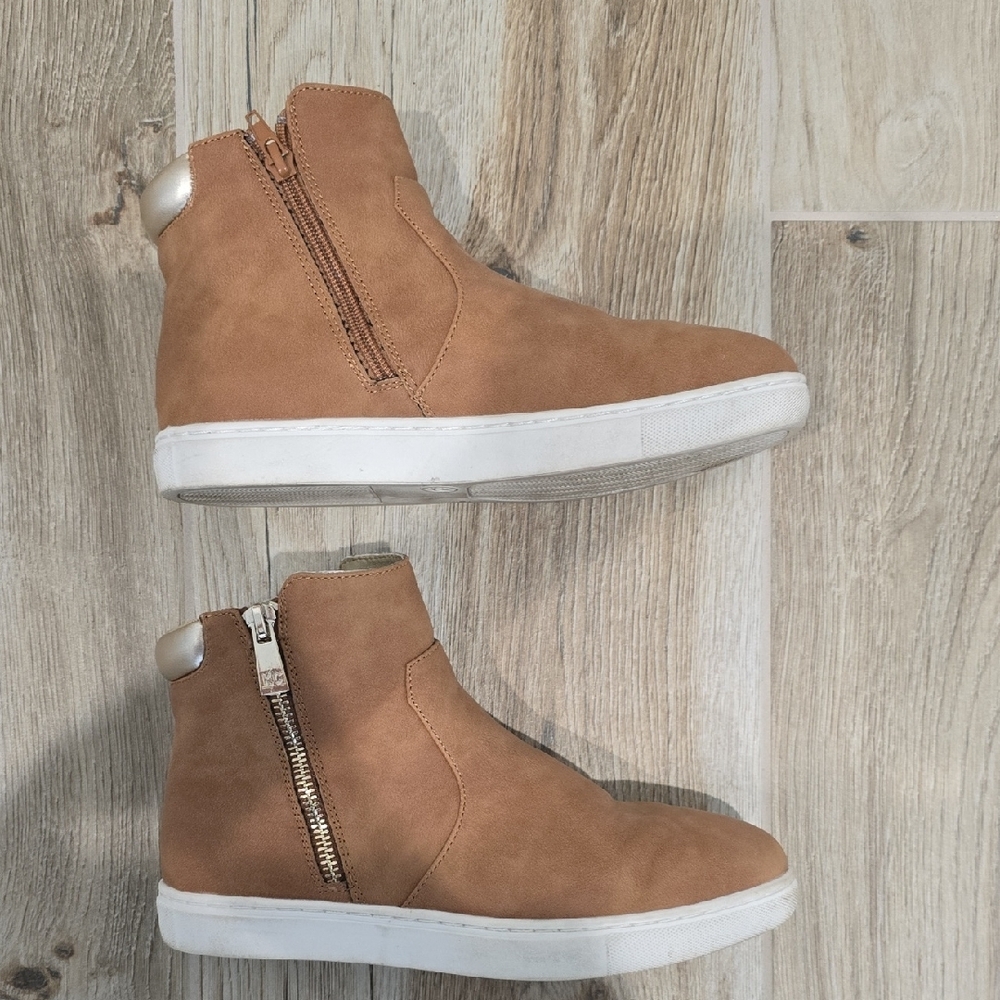 Kenneth Cole Brown Kids Boots with Gold Accents - Picture 4 of 10